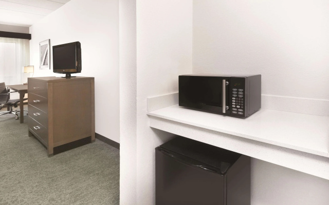 photo 3 of La Quinta Inn And Suites Philadelphia Airport (Ex Airport Inn Philadelphia /Ex Comfort Inn)