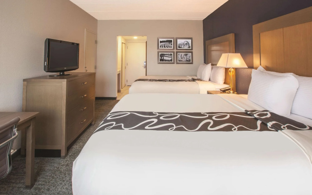photo 4 of La Quinta Inn And Suites Philadelphia Airport (Ex Airport Inn Philadelphia /Ex Comfort Inn)