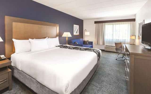 photo 5 of La Quinta Inn And Suites Philadelphia Airport (Ex Airport Inn Philadelphia /Ex Comfort Inn)