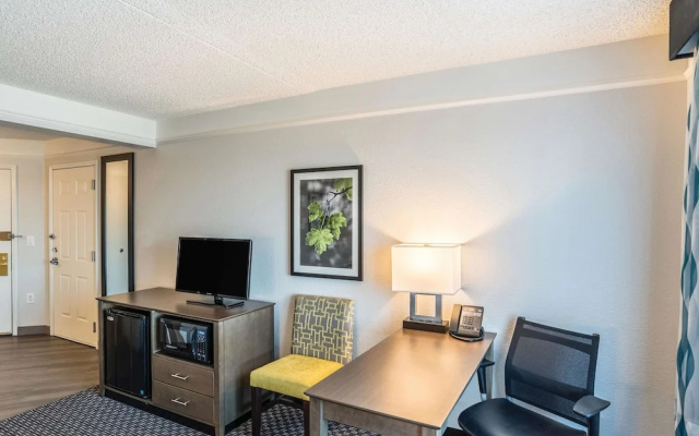photo 2 of La Quinta Inn & Suites Phoenix Chandler