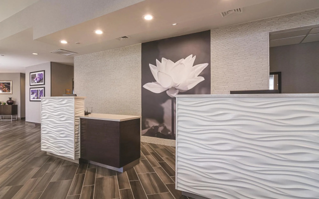 photo 2 of La Quinta Inn And Suites Phoenix Mesa West