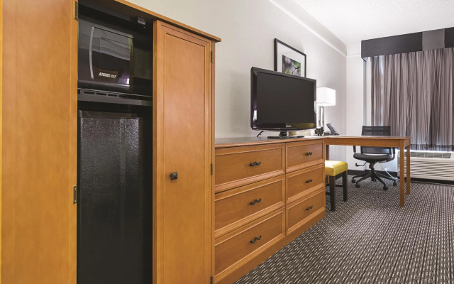 photo 4 of La Quinta Inn And Suites Phoenix Mesa West