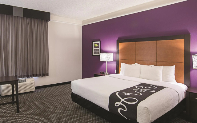 photo 2 of La Quinta Inn & Suites by Wyndham Phoenix Scottsdale