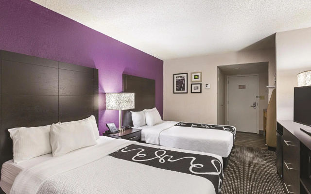 photo 3 of La Quinta Inn & Suites by Wyndham Phoenix Scottsdale