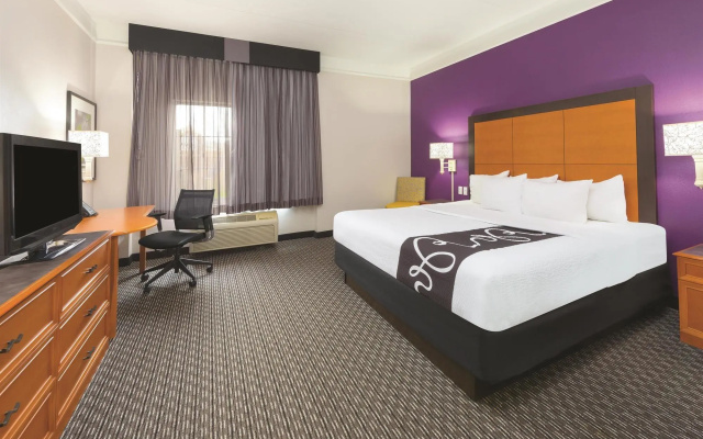 photo 5 of La Quinta Inn & Suites by Wyndham Phoenix Scottsdale