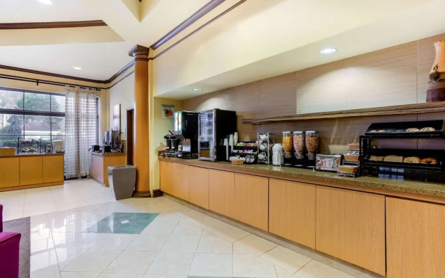 photo 2 of La Quinta Inn And Suites Raleigh Crabtree