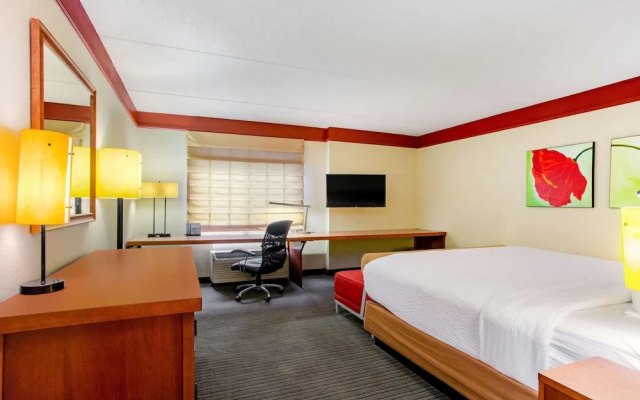 photo 4 of La Quinta Inn And Suites Raleigh Crabtree