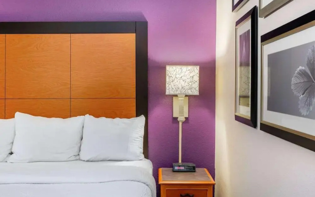photo 2 of La Quinta Inn & Suites Raleigh Durham Intl Ap
