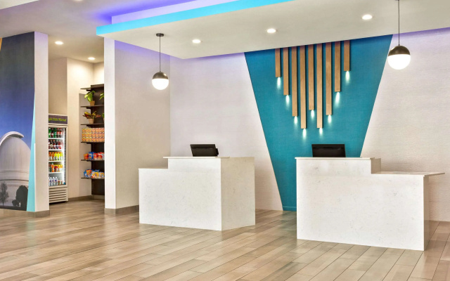 photo 2 of La Quinta Inn & Suites by Wyndham Richmond-Sugarland