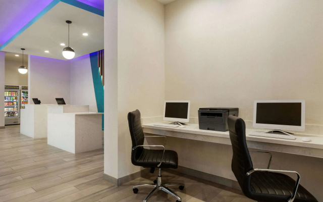 photo 3 of La Quinta Inn & Suites by Wyndham Richmond-Sugarland