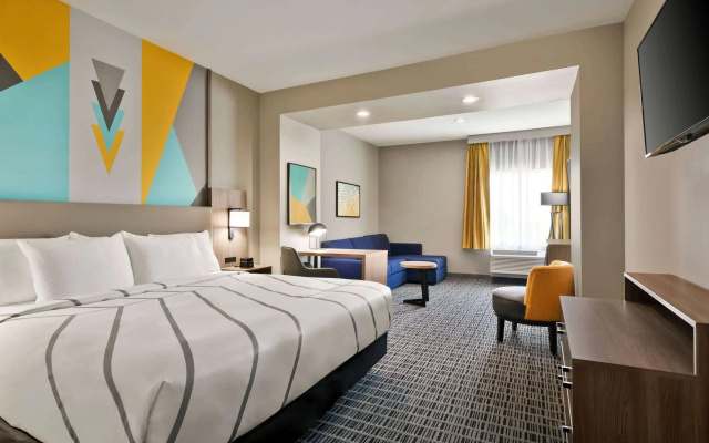 photo 4 of La Quinta Inn & Suites by Wyndham Richmond-Sugarland