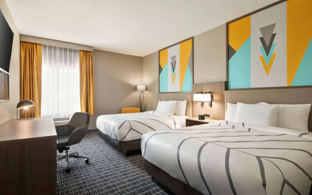 photo 5 of La Quinta Inn & Suites by Wyndham Richmond-Sugarland