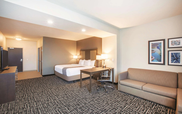 photo 3 of La Quinta Inn & Suites by Wyndham San Marcos Outlet Mall