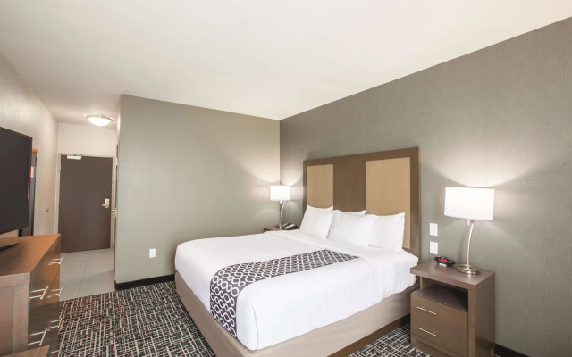 photo 4 of La Quinta Inn & Suites by Wyndham San Marcos Outlet Mall