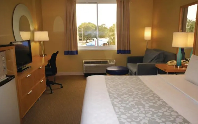 photo 2 of La Quinta Inn & Suites By Wyndham Sarasota Downtown
