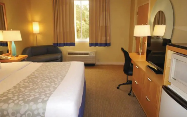 photo 5 of La Quinta Inn & Suites By Wyndham Sarasota Downtown