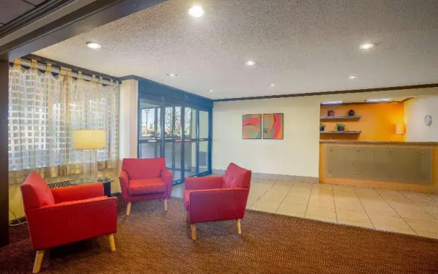 photo 2 of La Quinta Inn & Suites Springdale