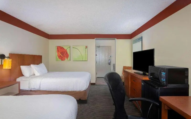 photo 4 of La Quinta Inn & Suites Springdale