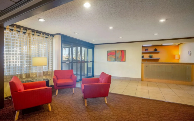 photo 2 of La Quinta Inn & Suites Springdale