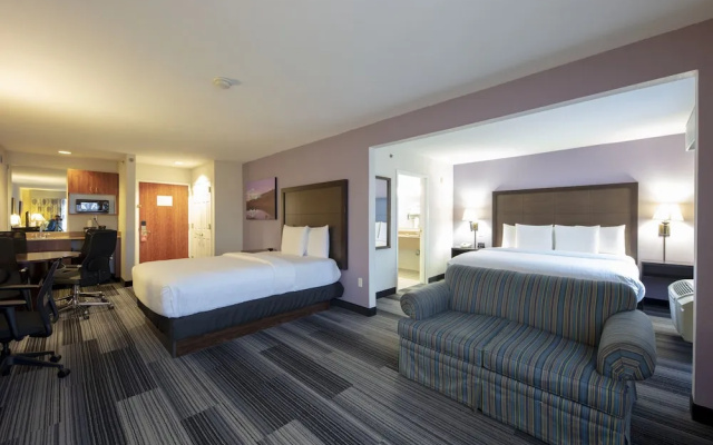 photo 2 of La Quinta Inn & Suites Springfield Airport Plaza