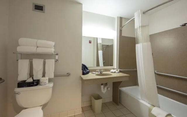 photo 4 of La Quinta Inn & Suites Springfield Airport Plaza
