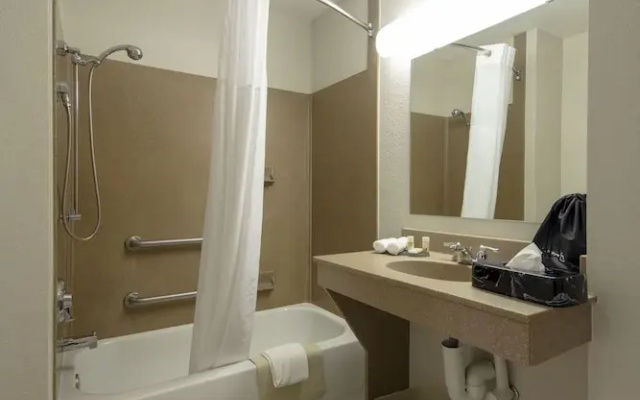 photo 5 of La Quinta Inn & Suites Springfield Airport Plaza