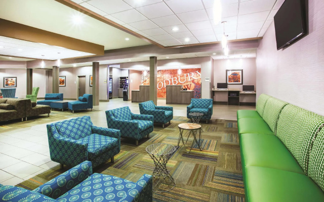 photo 2 of La Quinta Inn & Suites by Wyndham St. Paul-Woodbury