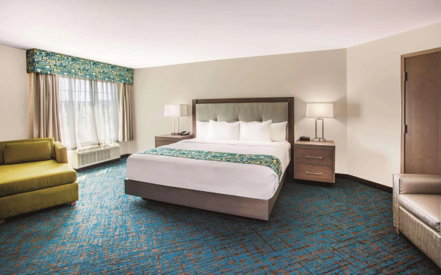 photo 3 of La Quinta Inn & Suites by Wyndham St. Paul-Woodbury