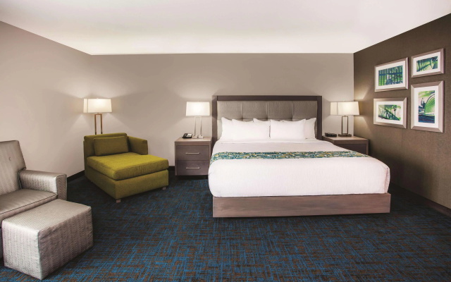 photo 4 of La Quinta Inn & Suites by Wyndham St. Paul-Woodbury