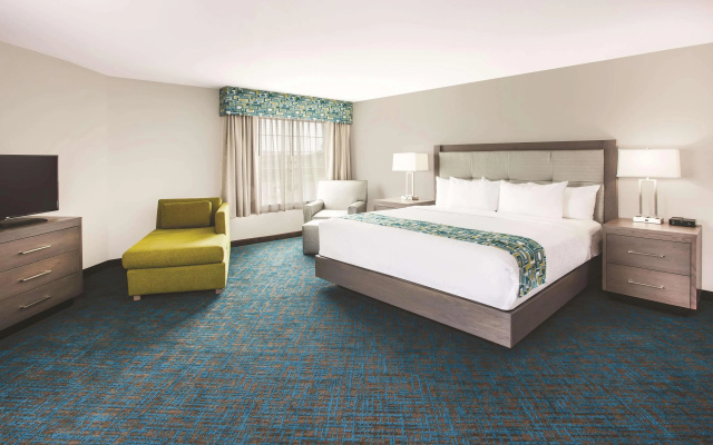 photo 5 of La Quinta Inn & Suites by Wyndham St. Paul-Woodbury