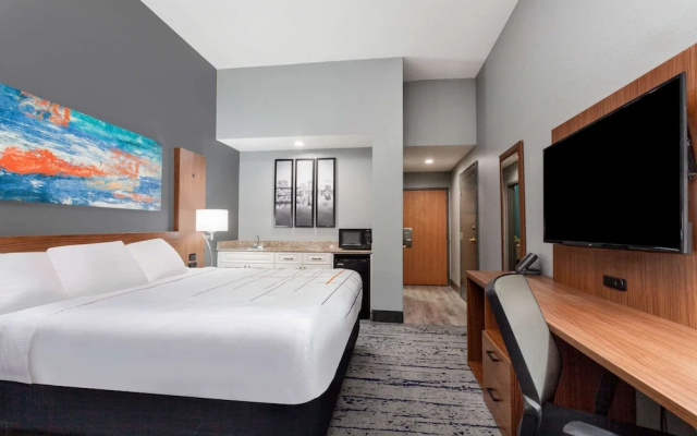 photo 2 of La Quinta Inn & Suites St. Petersburg Northeast
