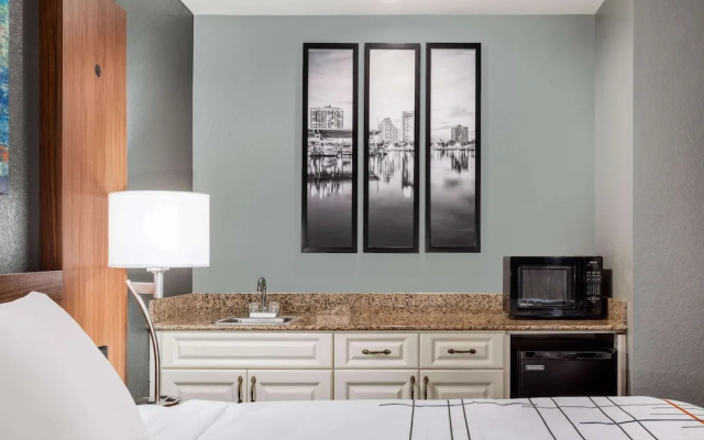 photo 3 of La Quinta Inn & Suites St. Petersburg Northeast