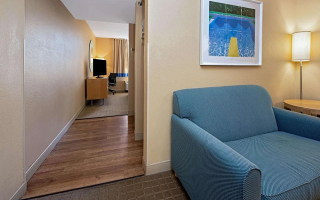 photo 2 of La Quinta Inn & Suites West Palm Beach Airport