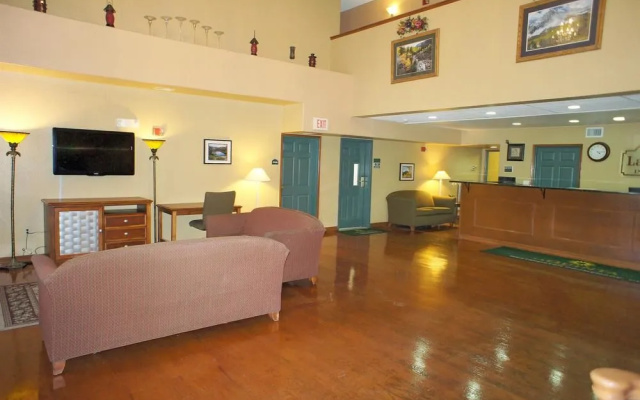photo 2 of La Quinta Inn & Suites Westminster Promenade