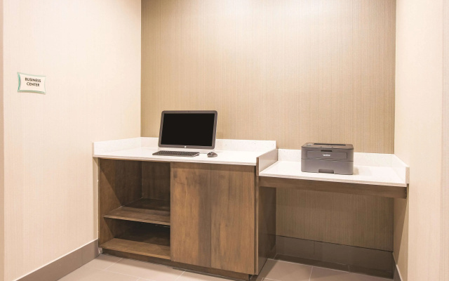 photo 3 of La Quinta Inn & Suites by Wyndham York