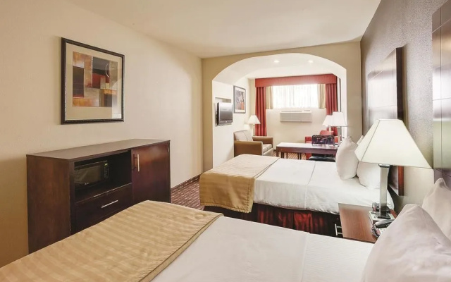 photo 3 of La Quinta Inn & Suites JFK Airport