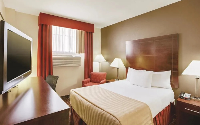 photo 5 of La Quinta Inn & Suites JFK Airport