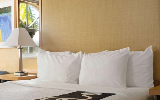 photo 2 of La Quinta Inn AND Suites by Wyndham Sunrise
