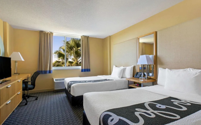 photo 3 of La Quinta Inn AND Suites by Wyndham Sunrise