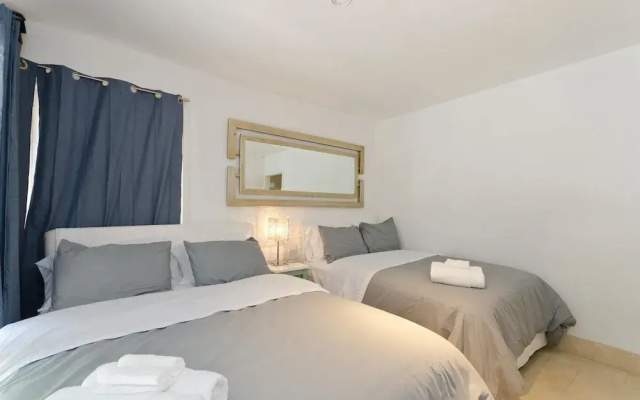 photo 4 of LA128 2 Bedroom Apartment By Senstay