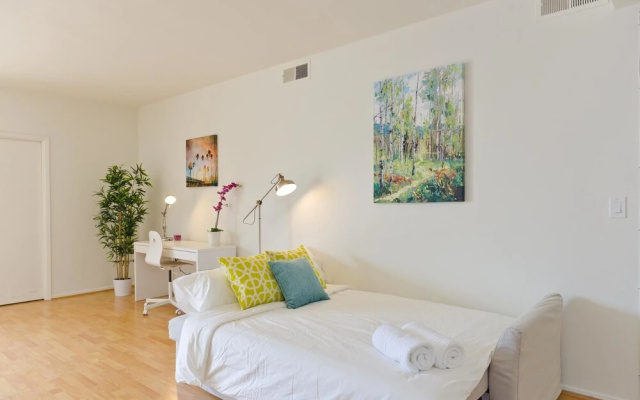 photo 2 of LA131 1 Bedroom Apartment By Senstay