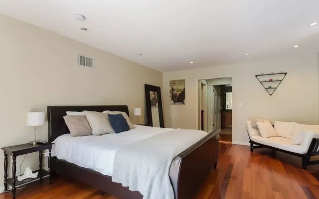 photo 4 of LA142 5 Bedroom Apartment By Senstay