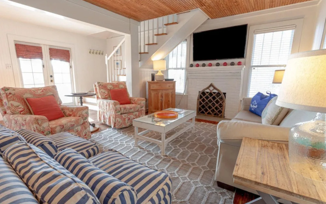 photo 2 of Laguna's Little Cottage By Blueswell