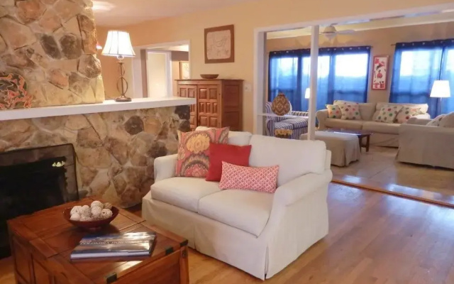 photo 5 of Lake Breeze 3/2.5 for 8 Large Pool Great Location