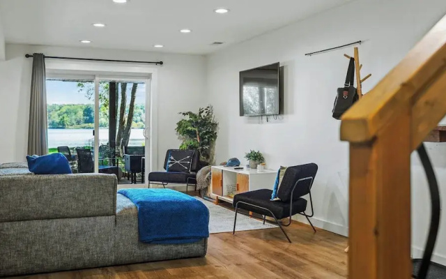 photo 4 of Lake Daze by Avantstay Lakefront w/ Modern Interior, Enclosed Porch & Hot Tub