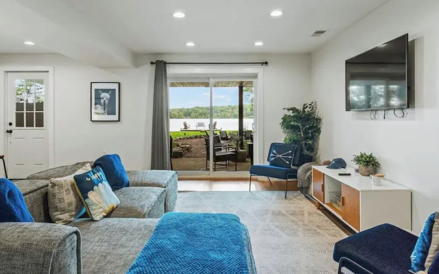 photo 5 of Lake Daze by Avantstay Lakefront w/ Modern Interior, Enclosed Porch & Hot Tub