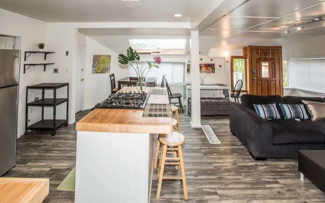 photo 4 of Lake Daze Getaway Beautiful Seattle 3 bd 1 ba