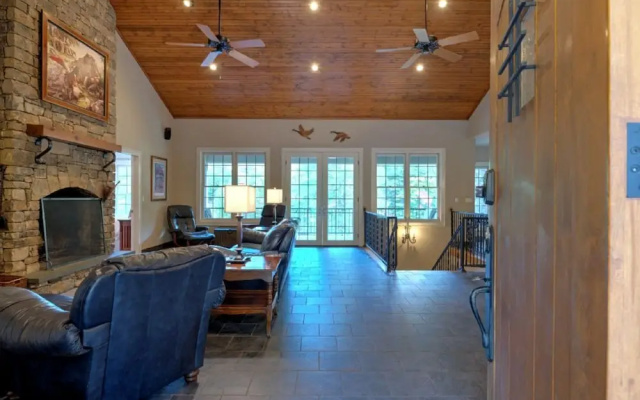 photo 2 of Lake Serenity - 6 Br Home