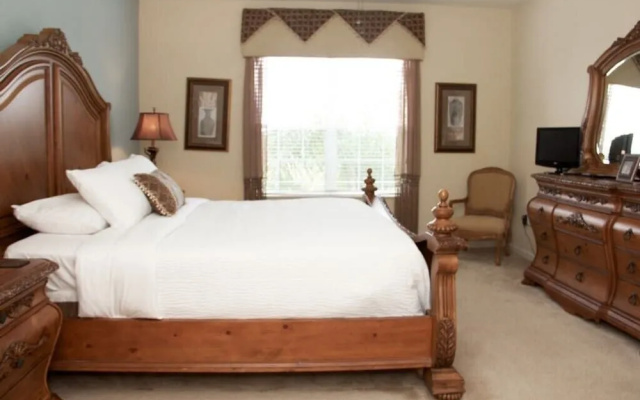photo 4 of Lake View Classic 3 Bedroom Condo by Redawning