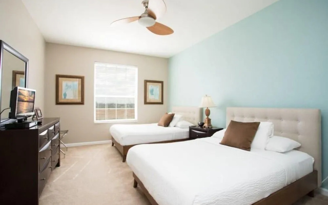 photo 5 of Lake View Classic 3 Bedroom Condo by Redawning